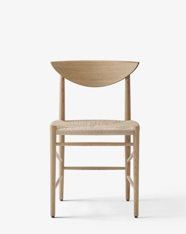 AndTradition Drawn HM3 Stuhl ohne Armlehnen aus hellem Holz mit geflochtener Sitzfläche.